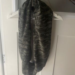 Lululemon camo infinity scarf